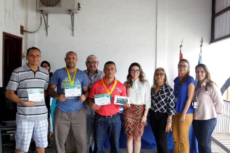 A Superintendência do Sistema Penitenciário do Estado (Susipe) realizou nesta quinta-feira, 10, a premiação do 3º Concurso de Redação realizado pela Defensoria Pública da União (DPU), com o apoio do Departamento Penitenciário Nacional (Depen), e que teve como tema "Mais direitos, menos grades". O evento teve por objetivo a certificação dos internos custodiados no Centro de Recuperação do Coqueiro (CRC), que conquistaram os três primeiros lugares de todo o Brasil.
FOTO: AKIRA ONUMA / ASCOM SUSIPE
DATA: 10.05.2018
BELÉM - PARÁ <div class='credito_fotos'>Foto: Akira Onuma / Ascom Susipe | <a href='/midias/2018/originais/599f8c2c-8f01-45d4-9fdc-9af7a9131fb9.jpg' download><i class='fa-solid fa-download'></i> Download</a></div>