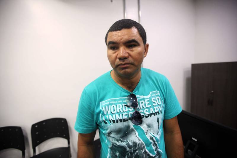 “Fiz questão de trazer minha filha para seu primeiro exercício de cidadania que é ter uma carteira de identidade, ainda mais em um local como este, que permite resolvermos várias pendências com mais conforto e praticidade”, comemorou o senhor Genival de Oliveira (foto), 40 anos, pai da pequena Gabrielle, 8 anos. A família de seu Genival é uma das milhares que serão beneficiadas no município de Parauapebas, no sudeste paraense, com orientações e serviços de diversos órgãos estaduais em um único local: a Estação Cidadania. O espaço, localizado no Shopping Karajás, foi entregue oficialmente à população na manhã deste sábado (19). A cerimônia contou com a presença de secretários de Estado, parlamentares, entre outras autoridades locais. Esta é a segunda Estação Cidadania da região. A primeira é a de Marabá.
FOTO: THIAGO GOMES / AG. PARÁ
DATA: 19.05.2018
PARAUAPEBAS - PARÁ <div class='credito_fotos'>Foto: Thiago Gomes /Ag. Pará | <a href='/midias/2018/originais/59a4aef4-d7f1-4341-b187-8fa9de09ee9f.jpg' download><i class='fa-solid fa-download'></i> Download</a></div>