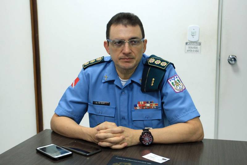 A Polícia Militar do Pará divulgou os números dos investimentos do Estado na estruturação da corporação e no aumento de benefícios aos mais de 15 mil militares atuantes em Belém e no interior. Essa estratégia de redirecionamento de recursos públicos para a segurança, intensificada em 2018, já apresenta alguns resultados: de janeiro a abril de 2018, houve redução de 12% nos índices de furtos, 14% no número de roubos, e 17,44% nos registros de latrocínio (roubo seguido de morte) e lesão corporal seguida de morte, em comparação ao mesmo período de 2017. Somente em 2018 foram entregues 115 motos e 105 pickups para a Polícia Militar, além do efetivo contar com mais de 600 motocicletas e cerca de 800 veículos locados para dar apoio ao policiamento. O investimento é em todos os 144 municípios, e os bens distribuídos nas 12 Regiões de Integração. Na foto, o diretor de logística da PM, coronel Sérgio Fialho.

FOTO: CARLOS SODRÉ / AG. PARÁ
DATA: 17.05.2018
BELÉM - PARÁ <div class='credito_fotos'>Foto: Carlos Sodré/Agência Pará   |   <a href='/midias/2018/originais/59a73397-468d-48b8-9b5d-2c135164534b.jpg' download><i class='fa-solid fa-download'></i> Download</a></div>