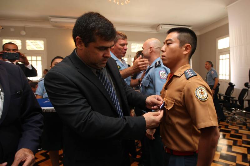 Setenta e duas personalidades civis e militares receberam, na manhã desta terça-feira, 20, no auditório do Palácio dos Despachos, em Belém, a Medalha do Mérito Governador Lauro Sodré, concedida por ocasião das comemorações pelos 101 anos de criação da Casa Militar da Governadoria do Estado, fundada em 12 de fevereiro de 1917. A honraria é destinada a personalidades que prestaram serviços relevantes ao Pará e suas instituições, especialmente à Governadoria do Estado. A solenidade foi aberta pelo governador Simão Jatene, que fez questão de parabenizar a todos os servidores da Casa Militar da Governadoria e aos agraciados com a Medalha Lauro Sodré.
FOTO: ANTONIO SILVA / AG. PARÁ
DATA: 20.02.2018
BELÉM - PARÁ <div class='credito_fotos'>Foto: Antônio Silva/Ag. Pará | <a href='/midias/2018/originais/59a92297-0b12-44fd-b0e3-94b8eebe0537.jpg' download><i class='fa-solid fa-download'></i> Download</a></div>