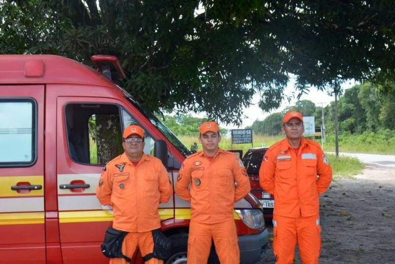 Quarenta e um municípios e 56 balneários receberam o efetivo do Corpo de Bombeiros Militar do Pará (CBMPA) no feriado prolongado. Mais de 400 militares estiveram trabalhando para manter a segurança durante a “Operação Semana Santa”, oferecendo ao público atendimentos básicos, serviços de prevenção balneária (guarda-vidas e operação nas rodovias), atendimento pré-hospitalar, serviços de resgate e combate a incêndio. A corporação registrou baixo fluxo de banhistas neste domingo de Páscoa nas praias da Ilha de Mosqueiro. A praia do Paraíso, que costuma receber um público familiar, teve uma movimentação tranquila. “Não houve nenhuma ocorrência, somente orientações aos banhistas”, explicou o sargento Lobo, que estava coordenando a equipe de guarda-vidas no local.
FOTO: ASCOM / CBMPA
DATA: 01.04.2018 <div class='credito_fotos'>Foto: Ascom CBMPA | <a href='/midias/2018/originais/59bb7a61-2c16-4f3c-b343-28f05e5e951d.jpg' download><i class='fa-solid fa-download'></i> Download</a></div>