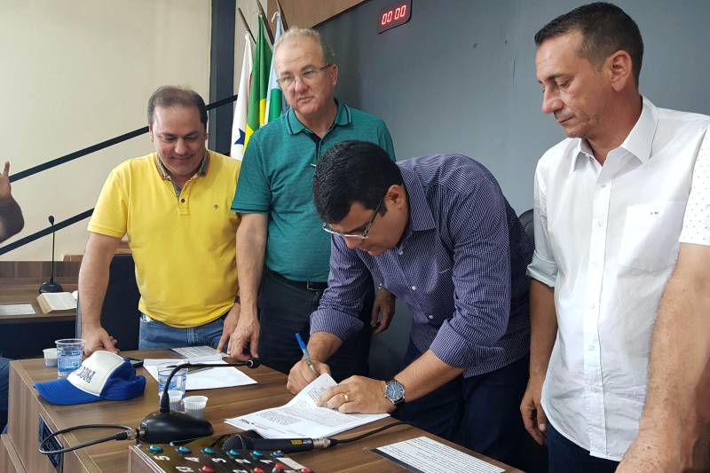 Neste domingo (20), o secretário regional de Governo do sudeste do Pará, Jorge Bittencourt (foto), representando o governador do Estado, Simão Jatene, assinou convênio com a Prefeitura para a construção de uma nova câmara municipal de vereadores no município de Conceição do Araguaia. O investimento é de R$ 1.232.293,60, sendo R$ 332.293,60 de contrapartida do município.
FOTO: ASCOM CRGSP
DATA: 20.05.2018
CONCEIÇÃO DO ARAGUAIA - PARÁ <div class='credito_fotos'>Foto: ASCOM CRGSP | <a href='/midias/2018/originais/59bf0021-5b7b-4afe-a60a-e462b7c847a6.jpg' download><i class='fa-solid fa-download'></i> Download</a></div>