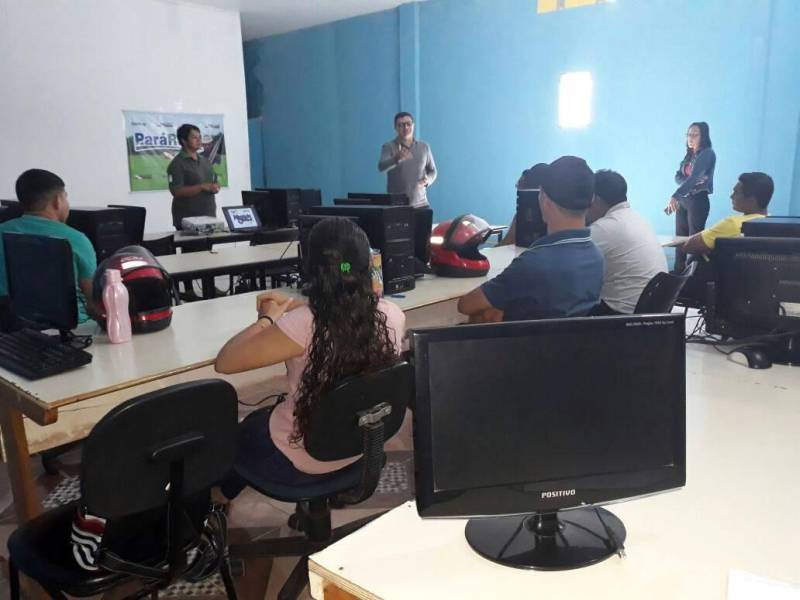 Vinte produtores rurais começaram nesta quinta-feira (10) o primeiro módulo do Programa Negócio Certo Rural (NCR), em Tracuateua, município do nordeste paraense. Os participantes da capacitação trabalham com apicultura (criação de abelhas) no Projeto de Investimento Produtivo (PIP), da Associação de Criadores Orgânicos de Abelhas de Tracuateua (Apitra). O projeto Associação é o primeiro, dentre os 31 projetos financiados pelo Governo do Pará e gerenciados pelo Pará Rural, que receberão a capacitação. Realizada por meio da parceria firmada entre o Núcleo de Gerenciamento Pará Rural (NGPR) e o Serviço Nacional de Aprendizagem Rural (Senar), a capacitação visa contribuir para a melhoria da gestão da propriedade rural e dos negócios, e auxiliar na implementação de novos projetos. Na foto, produtores rurais do Projeto APITRA recebendo capacitação do Programa NCR.
FOTO: ASCOM / PARÁ RURAL
DATA: 10.05.2018
BELÉM - PARÁ <div class='credito_fotos'>Foto: ASCOM PARÁ RURAL | <a href='/midias/2018/originais/59bf1286-0ae4-4240-a180-df5663b60405.jpg' download><i class='fa-solid fa-download'></i> Download</a></div>