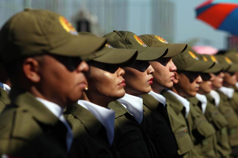 A cerimônia de formatura dos novos praças da Polícia Militar ocorreu na manhã desta segunda-feira (9), simultaneamente, em Belém e outros seis municípios paraenses: Santa Izabel, Castanhal, Barcarena, Capanema, Bragança e Tucuruí. Em Parauapebas, Marabá, Breves, Soure e Conceição do Araguaia, a formatura será celebrada na quinta-feira, dia 12. Na sexta-feira, dia 13, é a vez de Santarém, Altamira, Paragominas e Itaituba. O governador Simão Jatene presidiu a cerimônia de formatura no Portal da Amazônia, bairro da Cidade Velha, em Belém. Milhares de familiares dos formandos lotaram o espaço para entregar aos novos policiais militares seus diplomas de conclusão de curso.
FOTO: SIDNEY OLIVEIRA / AG. PARÁ
DATA: 09.07.2018
BELÉM - PARÁ <div class='credito_fotos'>Foto: Sidney Oliveira/Ag. Pará | <a href='/midias/2018/originais/59c3bcf1-bc3a-4d4f-8527-8effd0f21be6.jpg' download><i class='fa-solid fa-download'></i> Download</a></div>