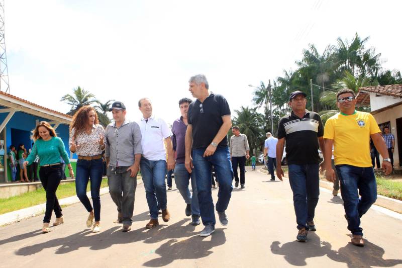 A agenda no município de Terra Alta (foto) também foi referente ao Programa Asfalto na Cidade. A Ordem de Serviço para a pavimentação de 4 km de vias urbanas foi assinada na cerimônia realizada no Auditório Municipal. 

FOTO: RODOLFO OLIVEIRA / AG. PARÁ
DATA: 13.06.2018
TERRA ALTA - PARÁ <div class='credito_fotos'>Foto: Rodolfo Oliveira/Ag. Pará   |   <a href='/midias/2018/originais/59cd3809-a07e-4731-a78c-df0b0daa7aa4.jpg' download><i class='fa-solid fa-download'></i> Download</a></div>