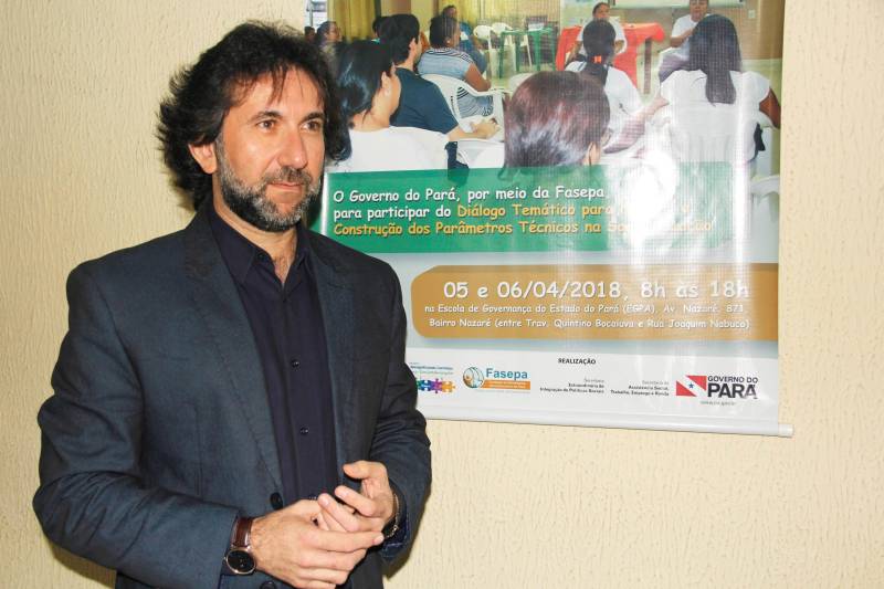 Profissionais que trabalham na Fundação de Atendimento Socioeducativo do Pará (Fasepa) participaram nesta sexta-feira (06), na Escola de Governança Pública do Estado do Pará (EGPA), em Belém, do último dia do encontro Diálogo Temático: “Construindo Novos Parâmetros Técnicos na Socioeducação”, que buscou sistematizar as diretrizes metodológicas do atendimento socioeducativo e reavaliar fluxos de trabalho, para ampliar a qualidade do atendimento socioeducativo. O evento contou com a participação de todos os representantes que atuam nas unidades socioeducativas da Região Metropolitana de Belém, de Marabá (na região sudeste) e Santarém (no oeste). A partir de algumas dinâmicas, os profissionais socializaram desafios e propuseram diferentes possibilidades na mediação e resolução de conflitos dentro das especialidades de cada um, seja em internação, internação provisória e semiliberdade. Após o encontro, um guia técnico será elaborado e vai nortear alguns procedimentos pedagógicos, visando melhorar os indicadores do atendimento socioeducativo no Estado. Na foto, o presidente da Fasepa, Simão Bastos.
FOTO: FRANKLIN SALVADOR / ASCOM FASEPA
DATA: 06.04.2018
BELÉM - PARÁ <div class='credito_fotos'>Foto: FRANKLIN SALVADOR / ASCOM FASEPA | <a href='/midias/2018/originais/59d0d649-8dc6-489b-9f60-0c6574ee7cd0.jpg' download><i class='fa-solid fa-download'></i> Download</a></div>