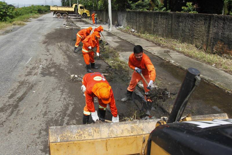 Um total de 50 presos custodiados na Colônia Penal Agrícola de Santa Izabel (CPASI) trabalham na limpeza e manutenção dos diversos canais que cortam a cidade de Belém. A ação faz parte do projeto “Puxirum”, desenvolvido pela Superintendência do Sistema Penitenciário do Estado (Susipe), em parceria com a Prefeitura de Belém, através da Secretaria Municipal de Saneamento (Sesan). Do início do ano de 2018 até agora, já foram retiradas mais de 40 toneladas de lixo e entulhos dos canais da cidade. Em 2017, os detentos ajudaram no trabalho de retirada de mais de 800 toneladas de lixo, em uma extensão que ultrapassa 33 Km, indo dos canais Água Cristal, Galo, Visconde, Antônio Baena, Travessa 3 de Maio, Jacaré, Una e São Joaquim. Os detentos trabalham de segunda a sexta-feira, durante seis horas por dia, fazendo serviços de roçagem, retirada de entulhos de bueiros e canais, além de limpeza do meio-fio. O trabalho é acompanhado por um fiscal da prefeitura e por dois agentes penitenciários. Todos são remunerados e recebem o benefício da remissão de pena, que consiste na redução de um dia da sentença a cada três trabalhados.
FOTO: AKIRA ONUMA / ASCOM SUSIPE
DATA: 08.05.2018
BELÉM - PARÁ <div class='credito_fotos'>Foto: Akira Onuma / Ascom Susipe | <a href='/midias/2018/originais/59e06ad8-7230-41bc-a5e3-94088b957488.jpg' download><i class='fa-solid fa-download'></i> Download</a></div>