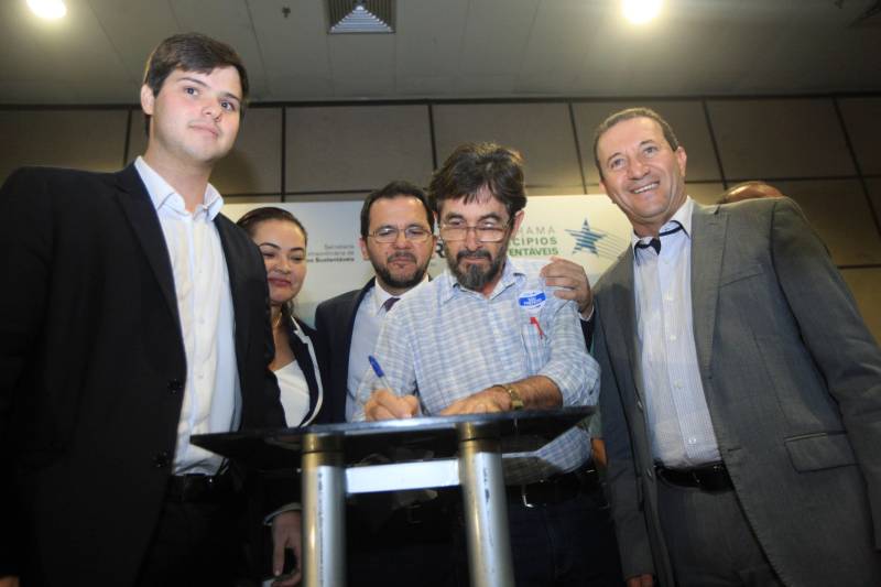 O primeiro dia do Fórum Permanente de Prefeitas e Prefeitos dos Municípios Sustentáveis contou com a participação de 85 prefeitos , 17 vices e 21 secretários municipais dos 141 municípios manifestaram interesse em adotar as diretrizes do programa. Para o governador Simão Jatene, esta grande participação simboliza a união de agentes públicos que colocaram os interesses coletivos acima dos interesses individuais para construir um estado melhor para todos. Com o tema “Gestão Compartilhada”, o evento traz as experiências e os desdobramentos das agendas governamentais que foram planejadas em parceria com as gestões municipais. Através da Secretaria Extraordinária de Municípios Sustentáveis (Semsu) Governo do Pará, por meio da Semsu, investe na capacitação dos municípios para a promoção de uma gestão fiscal eficiente. Para Izabela Jatene, este primeiro dia serviu para sinalizar o quanto os gestores estão preocupados com o equilíbrio da questão fiscal dos municípios e em desenvolver uma governança compartilhada para desenvolver seus municípios.
FOTO: THIAGO GOMES / AG. PARÁ
DATA: 07.02.2018
BELÉM - PARÁ <div class='credito_fotos'>Foto: Thiago Gomes /Ag. Pará | <a href='/midias/2018/originais/59e88e98-3f48-487d-96a7-988150d1bb07.jpg' download><i class='fa-solid fa-download'></i> Download</a></div>
