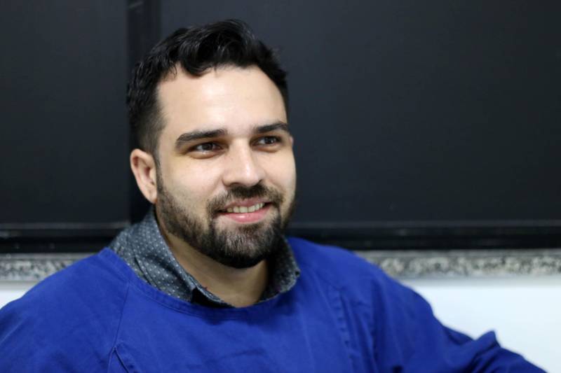 Com assistência de média e alta complexidade o Hospital Jean Bitar (HJB) é referência estadual na realização de endoscopia digestiva para o diagnóstico de inflamações do esôfago, estômago e duodeno, em usuários do Sistema Único de Saúde (SUS). Somente em 2017, o hospital realizou um total de 6.012 exames entre endoscopia alta, colonoscopia e retossigmoidoscopia. Na foto, o médico especialista em endoscopia digestiva, Dr. Arnaldo Paula Pessoa.
FOTO: ASCOM HJB
DATA: 14.02.2018
BELÉM - PARÁ <div class='credito_fotos'>Foto: ASCOM HJB | <a href='/midias/2018/originais/59ed42ba-cc71-466f-b14c-b65a5801eace.jpg' download><i class='fa-solid fa-download'></i> Download</a></div>