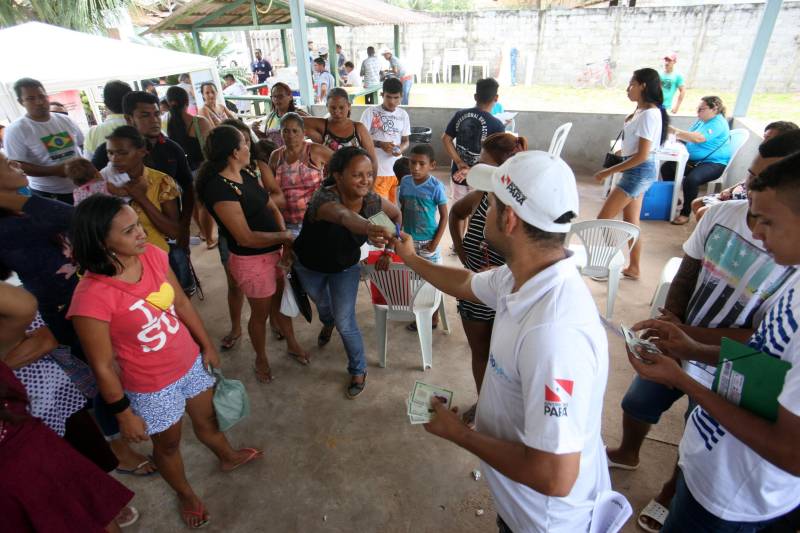 Aos 22 anos, Cláudio Cardoso está desempregado e procura um trabalho para sustentar o filho. Neste domingo (11) ele aproveitou a presença da Caravana Pro Paz no município de Barcarena, distante 15 quilômetros da capital, para retirar seus documentos e até aproveitou para cortar os cabelos. Na segunda-feira (12) pretende sair em busca de um emprego. Ele é um dos mil beneficiados pelos atendimentos feitos na cidade pela Caravana Pro Paz, uma ação do Governo do Pará, que busca garantir o acesso da população mais carente a serviços de atenção às necessidades básicas do cidadão, como atendimentos médicos, exames, vacinação, entre outros, com ações de mobilização em diversas regiões e municípios, a fim de fortalecer a cidadania paraense. “Os documentos e aparências são muito importantes para conseguir um trabalho, por isso estou aproveitando para fazer tudo para na segunda-feira continuar procurando emprego”, comentou Claudio. Ele está separado e quer encontrar um trabalho para sustentar o filho. A Caravana Pro Paz está iniciando os trabalhos em 2018 por Barcarena, nas comunidades de Vila Nova, Bom futuro e Burajuba afetadas pelo transbordamento de rejeitos da Hydro Alunorte, no início deste mês. Os serviços de retirada de documentos (Certidão de Nascimento, RG, Registro Social, ID Jovem), atendimento médico (pediatria, ginecologia e clínica geral), consulta jurídica, exames vacinas e cortes de cabelo foram ofertados em parceria com a Prefeitura do município.
FOTO: IGOR BRANDÃO / AG PARÁ
DATA: 11.03.2018
BARCARENA - PARÁ <div class='credito_fotos'>Foto: IGOR BRANDÃO / AG. PARÁ | <a href='/midias/2018/originais/59f530bb-50f4-42d9-a10a-ed2b9efee7ae.jpg' download><i class='fa-solid fa-download'></i> Download</a></div>