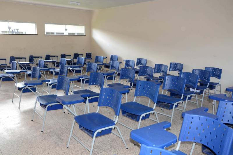 A Secretaria de Estado de Educação (Seduc) está comprando 49.126 carteiras (foto) para suprir necessidades de escolas na Região Metropolitana de Belém e municípios do interior. As aquisições estão sendo feitas de acordo com a disponibilidade de recursos, obedecendo às regras legais de compra de materiais pelo governo e às entregas pelos fornecedores. O primeiro lote, com 18.731 carteiras, foi adquirido de um fabricante do Rio de Janeiro, que venceu a licitação. Desse total, a metade já chegou a Belém e começou a ser entregue. O lote custou R$ 6 milhões – recursos oriundos do empréstimo que o Estado recebeu do Banco Interamericano de Desenvolvimento (BID). Originalmente, esse lote é para equipar as escolas cujas obras de reforma e ampliação estão sendo concluídas. Desde março, a Secretaria Adjunta de Logística da Seduc já entregou 15.450 carteiras a 40 escolas – 19 na Região Metropolitana e 21 no interior.
FOTO: ASCOM / SEDUC
DATA: 08.05.2018
BELÉM - PARÁ <div class='credito_fotos'>Foto: ASCOM SEDUC | <a href='/midias/2018/originais/59fbf810-a61d-44bf-98d3-560515692cea.jpg' download><i class='fa-solid fa-download'></i> Download</a></div>