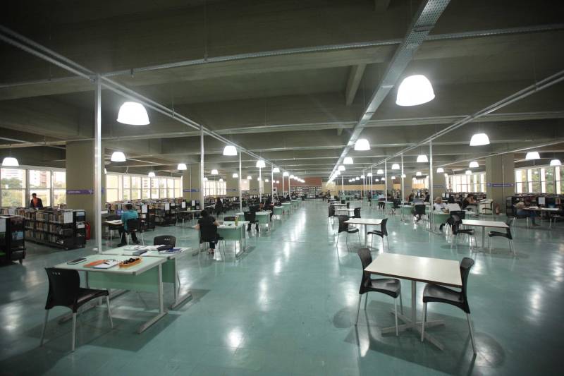 Ao entrar na Biblioteca Arthur Viana, localizada no Centro Cultural e Turístico Tancredo Neves (Centur), é possível visualizar e sentir as diferenças logo ao chegar. O espaço, que desde 2015 passava por reformas, está completamente pronto para sua reinauguração, que deve acontecer já na próxima semana. Iluminação adequada, climatização renovada, mudança de estantes e outros móveis que contribuíram para a ampliação do espaço, além de um verdadeiro upgrade em diversos espaços de convivência, serviços e estudos, trouxeram novos ares a centenária biblioteca.
FOTO: THIAGO GOMES / AG. PARÁ
DATA: 27.04.2018
BELÉM - PARÁ <div class='credito_fotos'>Foto: Thiago Gomes /Ag. Pará | <a href='/midias/2018/originais/59fd0943-2dfd-446f-9836-882d98a7e459.jpg' download><i class='fa-solid fa-download'></i> Download</a></div>