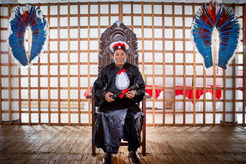 Cerimônia de outorga de grau aos 15 indígenas integrantes da primeira turma do povo Kayapo do curso de licenciatura intercultural indígena da Uepa, na manhã desta quinta-feira, 06, em São Félix do Xingu.  <div class='credito_fotos'>Foto: SECOM PA   |   <a href='/midias/2018/originais/5_agenciapara_333fe3f4-8c97-42f9-b244-3f655b0bb024.jpg' download><i class='fa-solid fa-download'></i> Download</a></div>