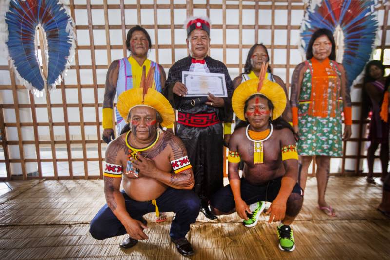 Cerimônia de outorga de grau aos 15 indígenas integrantes da primeira turma do povo Kayapo do curso de licenciatura intercultural indígena da Uepa, na manhã desta quinta-feira, 06, em São Félix do Xingu.  <div class='credito_fotos'>Foto: SECOM PA   |   <a href='/midias/2018/originais/5_agenciapara_6a3f4910-8f3b-41dc-b044-d2d6c4878a7d.jpg' download><i class='fa-solid fa-download'></i> Download</a></div>
