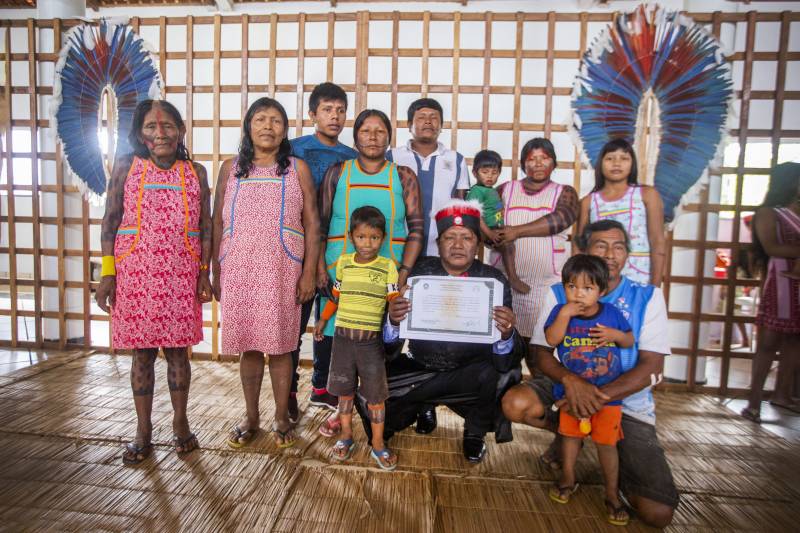 Cerimônia de outorga de grau aos 15 indígenas integrantes da primeira turma do povo Kayapo do curso de licenciatura intercultural indígena da Uepa, na manhã desta quinta-feira, 06, em São Félix do Xingu.  <div class='credito_fotos'>Foto: SECOM PA   |   <a href='/midias/2018/originais/5_agenciapara_9de7b753-909b-4390-b63d-da2cbdbf07fe.jpg' download><i class='fa-solid fa-download'></i> Download</a></div>