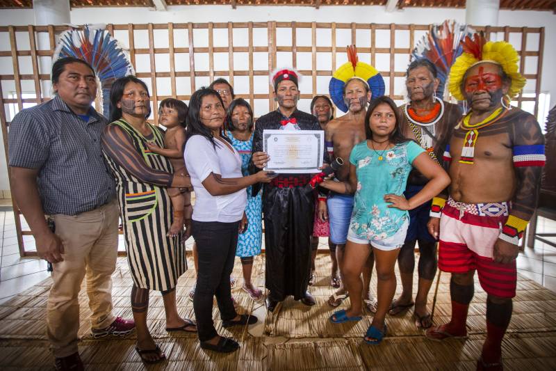 Cerimônia de outorga de grau aos 15 indígenas integrantes da primeira turma do povo Kayapo do curso de licenciatura intercultural indígena da Uepa, na manhã desta quinta-feira, 06, em São Félix do Xingu.  <div class='credito_fotos'>Foto: SECOM PA   |   <a href='/midias/2018/originais/5_agenciapara_d7d907a2-4d23-4bcf-983b-c4632b7f5ced.jpg' download><i class='fa-solid fa-download'></i> Download</a></div>