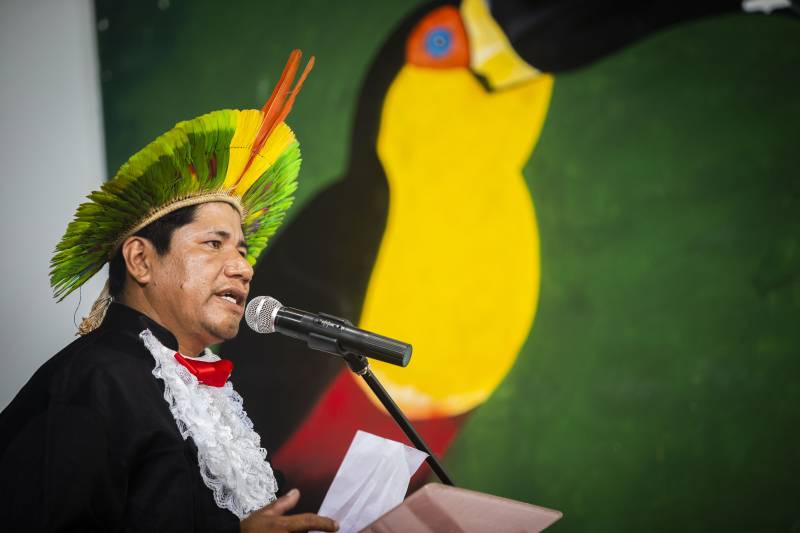 Cerimônia de outorga de grau aos 15 indígenas integrantes da primeira turma do povo Kayapo do curso de licenciatura intercultural indígena da Uepa, na manhã desta quinta-feira, 06, em São Félix do Xingu.  <div class='credito_fotos'>Foto: SECOM PA   |   <a href='/midias/2018/originais/5_agenciapara_ebf36ded-0314-45a4-87a9-9261fa9b86e7.jpg' download><i class='fa-solid fa-download'></i> Download</a></div>