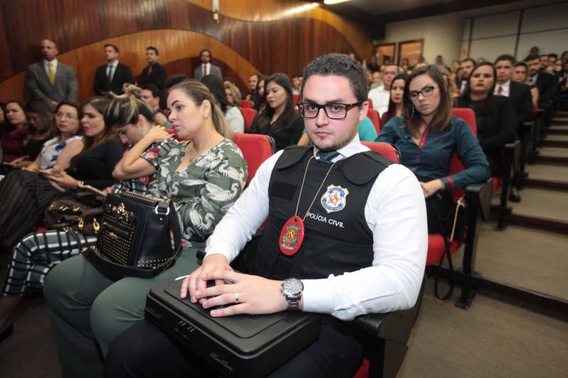 “Hoje finalizamos todas as etapas do concurso público, mas começamos uma outra, que é o trabalho efetivo dos novos policiais que irão reforçar a segurança pública em todo o Estado”, destacou o delegado geral da Polícia Civil, Rilmar Firmino, durante a posse dos 141 novos integrantes da corporação aprovados para o cargo de delegado. A cerimônia ocorreu na noite desta terça-feira (27), no auditório A da Delegacia-Geral, em Belém, e contou com a presença do governador Simão Jatene. O governador parabenizou a todos pela aprovação e pela escolha de um cargo público tão importante que é o de proteger a população. “Vocês não estão sozinhos. A responsabilidade é grande e os desafios são maiores ainda, mas estamos trabalhando para que, juntos, possamos fazer uma polícia melhor e assim prestar um melhor serviço à população”, disse Simão Jatene. Na foto, o delegado Diego Máximo do Prado (camisa branca), 22 anos.
FOTO: MÁCIO FERREIRA / AG. PARÁ
DATA: 27.03.2018
BELÉM - PARÁ <div class='credito_fotos'>Foto: MÁCIO FERREIRA/ AG. PARÁ | <a href='/midias/2018/originais/5a0742d8-c294-4134-9d4f-019782211c79.jpg' download><i class='fa-solid fa-download'></i> Download</a></div>