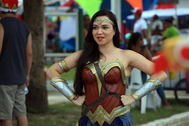 Foliões fantasiados de personagens do cinema, de desenhos animados e videogames, da Grécia antiga e de personalidades do esporte desembarcaram na “Pérola do Caeté” na segunda-feira (12) para participar do “Urubu Cheiroso”, o maior bloco de Carnaval do município de Bragança, no nordeste do Pará. Desde o início da tarde, milhares de pessoas chegavam à Praça da Aldeia para a concentração do bloco, que este ano comemora 25 anos de existência, arrastando a cada ano um número maior de foliões. O cenário da festa é Bragança, município de 124 mil habitantes, que tem na Marujada, festa religiosa realizada em dezembro, uma de suas principais representações culturais. Mas em fevereiro a tradição secular da Marujada cede espaço para o Carnaval, a maior festa popular do Brasil.
FOTO: MÁCIO FERREIRA / AG PARÁ
DATA: 13.02.2018
BRAGANÇA - PARÁ <div class='credito_fotos'>Foto: MÁCIO FERREIRA/ AG. PARÁ | <a href='/midias/2018/originais/5a180786-e74e-4154-92d9-c83d4f6bf80a.jpg' download><i class='fa-solid fa-download'></i> Download</a></div>