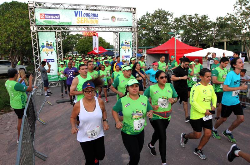 A sétima edição da Corrida e Caminhada do Servidor Público (foto), realizada no Parque do Utinga na manhã desde sábado, 10, reuniu mais de mil servidores do Governo do Pará com o objetivo de promover a saúde e a qualidade de vida. E foi com inspiração nesses dois pilares do evento que Renato Alves e Adriana Lima levaram, mais uma vez, o primeiro lugar do masculino e feminino da competição. Em sete anos de evento, a cabo do Corpo de Bombeiros Adriana Lima chegou em primeiro lugar 4 vezes. Em 2017, ela foi impedida de participar devido uma lesão no tornozelo causada por um acidente, mas esse ano se preparou com treinos pesados na areia, para ganhar força muscular. “Médicos disseram que eu nunca mais correria e ano passado eu fui assistir e chorei por não participar, mas esse ano eu vim para ganhar. Meu lema é lutar sempre desistir jamais”, disse a tetracampeã.
FOTO: CRISTINO MARTINS / AG. PARÁ
DATA: 10.11.2018
BELÉM - PARÁ <div class='credito_fotos'>Foto: Cristino Martins/Ag. Pará | <a href='/midias/2018/originais/5a19a6a5-1c5c-4140-9552-28dcc4bdff2b.jpg' download><i class='fa-solid fa-download'></i> Download</a></div>