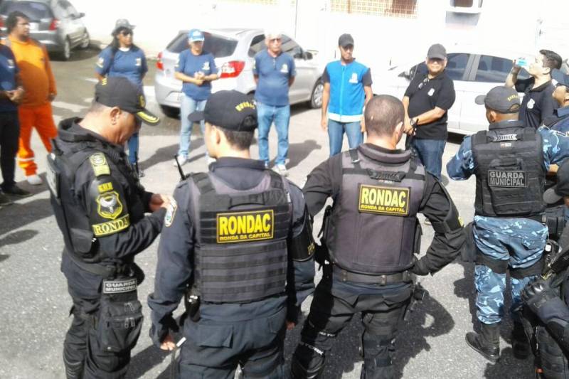Para garantir maior segurança e tranquilidade no retorno à Região Metropolitana de Belém no feriado prolongado, o governo do Estado adotará uma medida inédita na Rodovia BR-316: a inversão de uma faixa, em sete quilômetros, no sentido de saída da capital, nesta terça-feira (13), das 16 às 22 h, e na quarta-feira (14), das 06 às 14 h. A medida visa permitir a fluidez do tráfego de veículos entre o KM-13, no município de Marituba, próximo ao Instituto de Ensino de Segurança Pública (Iesp), e o KM-06, no município de Ananindeua, no retorno após o posto de serviço da Polícia Rodoviária Federal.
FOTO: ASCOM / NGTM
DATA:13.02.2018
BELÉM - PARÁ <div class='credito_fotos'>Foto: ASCOM NGTM | <a href='/midias/2018/originais/5a211b29-c19a-4e8a-a421-ade723204c64.jpg' download><i class='fa-solid fa-download'></i> Download</a></div>