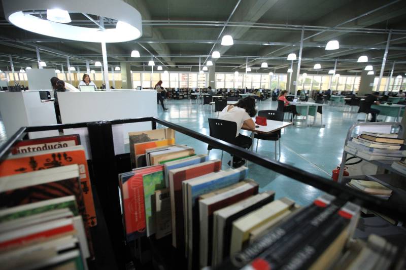 Biblioteca Pública Arthur Vianna, localizada no prédio do Centur. Com mais de 140 anos, o local é uma das principais referências na área em Belém, recebendo uma média de mil usuários por dia. Antes da popularização de instrumentos tecnológicos e sites especializados, a “biblioteca do Centur”, como é conhecida, era uma das principais fontes de pesquisa para alunos de todos os níveis de ensino em Belém.
FOTO: MÁCIO FERREIRA / AG. PARÁ
DATA: 02.03.2018
BELÉM - PARÁ <div class='credito_fotos'>Foto: MÁCIO FERREIRA/ AG. PARÁ | <a href='/midias/2018/originais/5a231406-e70e-4f35-ba67-ea31d2f03e82.jpg' download><i class='fa-solid fa-download'></i> Download</a></div>