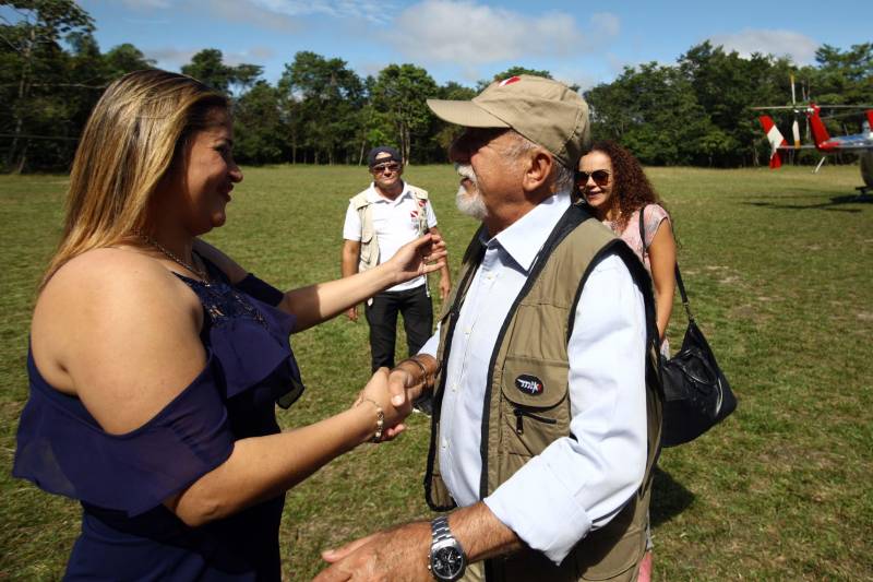 “Ter a posse da terra é a certeza de que nunca iremos perder o nosso direito, que nossos filhos e nossos netos poderão dar continuidade a nossa história em segurança. Foram anos de luta até chegar esse dia, agraciados com a assinatura do nosso título de terra. Só temos a agradecer a todos que fizeram parte disso e a cada um que lutou junto para que hoje isso se tornasse realidade”. A fala emocionada foi de seu Mário Araújo Silva, presidente da Associação Remanescente de Quilombo Espírito Santo, localizada no município do Acará, no nordeste do Estado. Ele assinou, neste sábado (24), junto com o governador Simão Jatene, o título que dá a posse da terra a comunidade. A fala do presidente traduz o sentimento das dezenas de famílias que moram no local, que agora tem a posse legítima do local onde seus antepassados viveram. “Sou filho de mãe negra. Nasci aqui como minha vó, bisavó, que fazem parte da história dessa comunidade que já existe a mais de 300 anos. Na foto, a prefeita do Acará, Amanda Martins (azul).
FOTO: SIDNEY OLIVEIRA / AG. PARÁ
DATA: 24.03.2018
ACARÁ - PARÁ <div class='credito_fotos'>Foto: Sidney Oliveira/Ag. Pará | <a href='/midias/2018/originais/5a257017-dbe1-4283-ae8f-2b5dd4cbe735.jpg' download><i class='fa-solid fa-download'></i> Download</a></div>