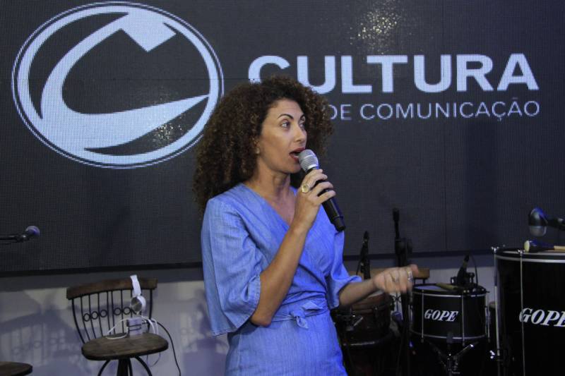 Uma noite para homenagear o samba produzido na Amazônia. Assim poder ser definido o lançamento da segunda temporada do programa "Amazônia Samba", que aconteceu na noite da terça-feira (6), na sede da empresa Máxima Segurança, em Belém. Artistas, convidados e servidores da Cultura Rede de Comunicação participaram do evento. No coquetel de lançamento, a presidente da Cultura Rede de Comunicação, Adelaide Oliveira (foto), destacou o compromisso da TV Cultura em valorizar os gêneros musicais paraenses e reforçar a identidade regional na programação.
FOTO: CAMILA LIMA / ASCOM PORTAL CULTURA
DATA: 06.11.2018
BELÉM - PARÁ <div class='credito_fotos'>Foto: CAMILA LIMA / PORTAL CULTURA | <a href='/midias/2018/originais/5a2cd36a-c5fc-4fbe-bcda-4e9ba6005470.jpg' download><i class='fa-solid fa-download'></i> Download</a></div>