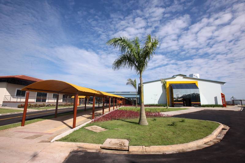 O Pará ganha, a partir desta quarta-feira, 30, o primeiro Centro Integrado de Inclusão e Reabilitação da região Norte. Localizado na rodovia Arthur Bernardes, em Belém, às margens da Baía do Guajará, o Centro Integrado de Inclusão e Reabilitação – CIIR, está instalado em uma área total de mais de 40 mil metros quadrados. O Centro é diferente de outros que já existem no país por integrar vários serviços em um único local. A obra foi iniciada em março de 2014 e está orçada em mais de R$ 32 milhões, recursos do tesouro estadual. O CIIR faz parte das ações previstas pelo Governo do Estado ampliando os serviços já oferecidos pela Secretaria de Estado de Saúde Pública (Sespa). A inauguração do Centro será às 16h30. O CIIR vai agregar, em um único espaço, assistência médica, odontológica, reabilitação, capacitação, oficinas para produção de próteses e serviço de apoio e diagnósticos em crianças, jovens e adultos com deficiência no Estado do Pará. No CIIR vai funcionar um Centro Especializado em Reabilitação (CER IV) para usuários com deficiência auditiva, física, intelectual e visual; uma oficina ortopédica fixa e um Centro de Especialidades Odontológicas (CEO II).
FOTO: THIAGO GOMES / AG. PARÁ
DATA: 25.05.2018
BELÉM - PARÁ <div class='credito_fotos'>Foto: Thiago Gomes /Ag. Pará | <a href='/midias/2018/originais/5a31715f-1fd1-4131-8cc2-92b44b4fe8d7.jpg' download><i class='fa-solid fa-download'></i> Download</a></div>