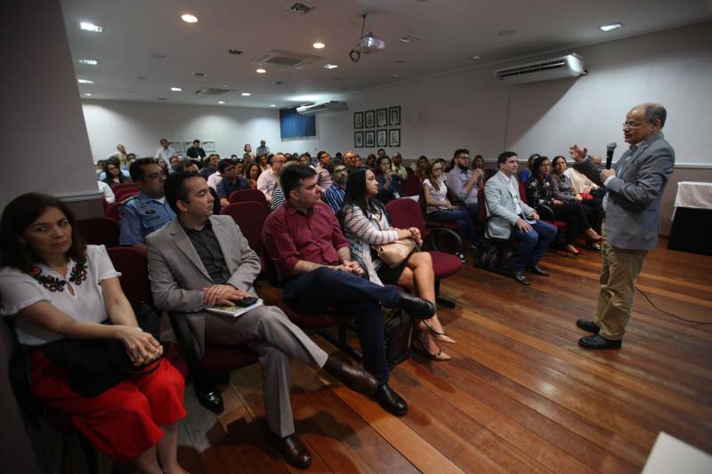 Um extenso relatório sobre as contas públicas do Pará, e das demais unidades da Federação, abrangendo o período de 1998 a 2016, foi lançado na manhã desta quinta-feira (1ª) durante o Café com Planejamento, ação mensal de formação continuada, realizada pela Secretaria de Estado de Planejamento (Seplan) para servidores públicos, mas também aberta a demais interessados. O estudo, que contém dados e informações sobre as contas públicas, visa atender à constante demanda dirigida à Diretoria de Estatística da Fundação Amazônia de Amparo a Estudos e Pesquisas (Fapespa), por diferentes grupos sociais. Na foto, o titular da Seplan, José Alberto Colares.
FOTO: RODOLFO OLIVEIRA / AG. PARÁ
DATA: 01.03.2018
BELÉM - PARÁ <div class='credito_fotos'>Foto: Rodolfo Oliveira/Ag. Pará | <a href='/midias/2018/originais/5a31c705-c5c0-42dd-9748-957423660150.jpg' download><i class='fa-solid fa-download'></i> Download</a></div>
