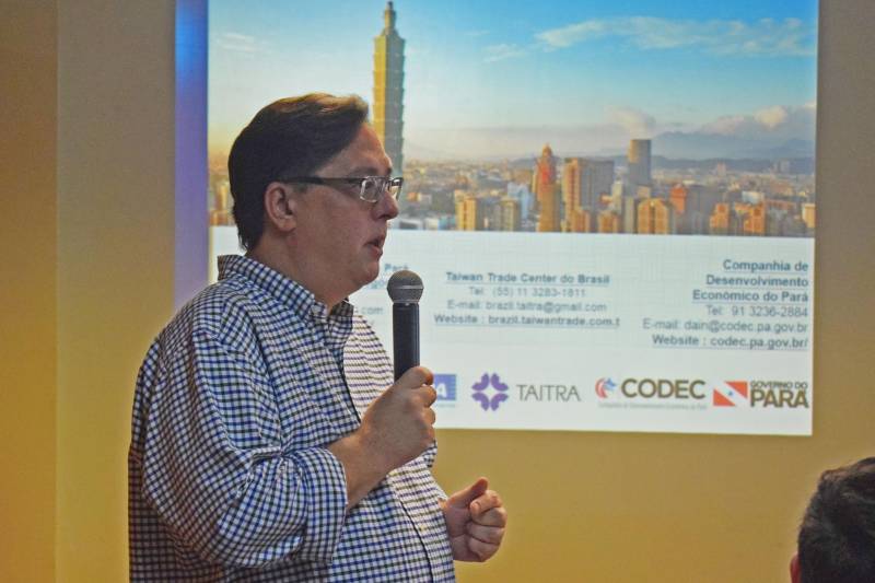 Na segunda-feira (18), representantes da Federação das Indústrias do Pará (Fiepa) e do Centro Internacional de Negócios (CIN), ligado à Fiepa, e da Companhia de Desenvolvimento Econômico do Pará (Codec) estiveram reunidos com mais de 40 empresários paraenses para o evento de apresentação da missão empresarial Pará - Taiwan 2018, iniciativa do Conselho para o Desenvolvimento do Comércio Exterior de Taiwan (Taitra) que tem o objetivo de levar empresas paraenses a Taiwan para conhecer de perto as oportunidades de negócios da região. Com uma das economias mais dinâmicas do mundo, Taiwan é destaque na produção de máquinas e equipamentos e ocupa o 5° lugar mundial nas exportações deste segmento. No Pará, um termo de cooperação assinado em 2017 com a organização de Taiwan apontou o início de relações comerciais mais próximas com a região asiática a partir da promoção de ações prospectivas como esta, que permite aumentar fluxos de importação e exportação com o Brasil e possibilita a diversificação de mercados. Na foto, o diretor de Atração de Investimentos e Negócios da Codec, Eduardo Klautau.

FOTO: IGOR NASCIMENTO / ASCOM CODEC
DATA: 19.06.2018
BELÉM - PARÁ <div class='credito_fotos'>Foto: IGOR NASCIMENTO / ASCOM CODEC   |   <a href='/midias/2018/originais/5a326d88-4aae-4ab9-897c-984b8b07d61f.jpg' download><i class='fa-solid fa-download'></i> Download</a></div>