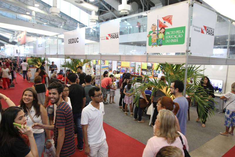 Corredores do Hangar Centro de Convenções durante a XXII Feira Pan-Amazônica do Livro, que começou neste sábado (2), em Belém. Um grande público compareceu ao segundo dia da feira, aproveitando as atrações culturais e as exposições nos estandes de livros na tarde de domingo.
FOTO: CRISTINO MARTINS / AG. PARÁ
DATA: 03.06.2018
BELÉM - PARÁ <div class='credito_fotos'>Foto: Cristino Martins/Ag. Pará | <a href='/midias/2018/originais/5a3c8269-cb40-4399-93ee-864baa0ccb5c.jpg' download><i class='fa-solid fa-download'></i> Download</a></div>