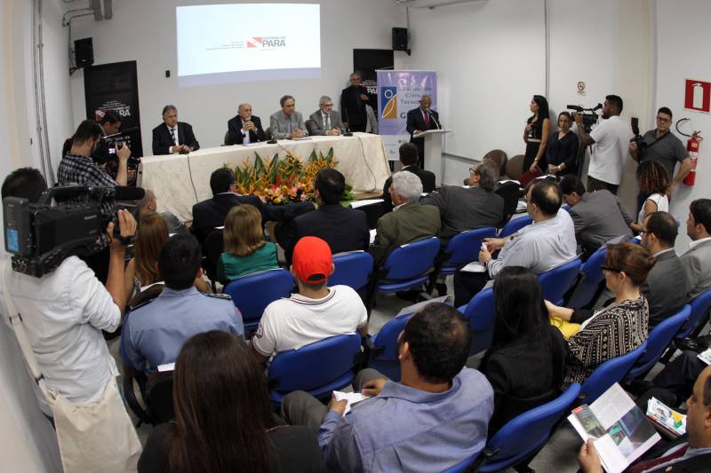 O Parque de Ciência e Tecnologia Guamá (PCT Guamá), em Belém, ganhou um novo prédio para solidificação das ações de incremento ao desenvolvimento socioeconômico do Estado, o Espaço Empreendedor. A cerimônia de inauguração, na quarta-feira (07), foi conduzida pelo governador Simão Jatene e o titular da Secretaria de Estado de Ciência, Tecnologia e Educação Profissional e Tecnológica (Sectet), Alex Fiúza de Mello.
FOTO: CRISTINO MARTINS / AG. PARÁ
DATA: 07.03.2018
BELÉM - PARÁ <div class='credito_fotos'>Foto: Cristino Martins/Ag. Pará | <a href='/midias/2018/originais/5a40bec1-bac0-48e0-8e53-0dfe9ebd35a1.jpg' download><i class='fa-solid fa-download'></i> Download</a></div>