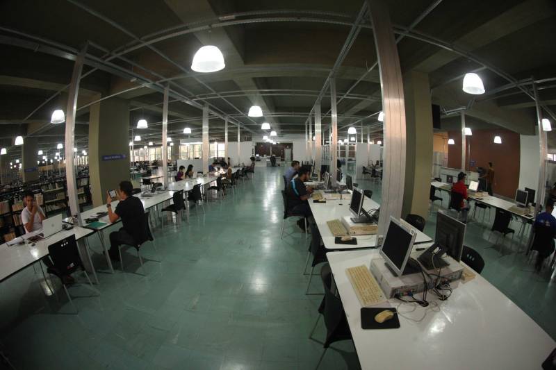 Ao entrar na Biblioteca Arthur Viana, localizada no Centro Cultural e Turístico Tancredo Neves (Centur), é possível visualizar e sentir as diferenças logo ao chegar. O espaço, que desde 2015 passava por reformas, está completamente pronto para sua reinauguração, que deve acontecer já na próxima semana. Iluminação adequada, climatização renovada, mudança de estantes e outros móveis que contribuíram para a ampliação do espaço, além de um verdadeiro upgrade em diversos espaços de convivência, serviços e estudos, trouxeram novos ares a centenária biblioteca.
FOTO: THIAGO GOMES / AG. PARÁ
DATA: 27.04.2018
BELÉM - PARÁ <div class='credito_fotos'>Foto: Thiago Gomes /Ag. Pará | <a href='/midias/2018/originais/5a421986-14c8-4597-9b54-ccfbd3744bd5.jpg' download><i class='fa-solid fa-download'></i> Download</a></div>