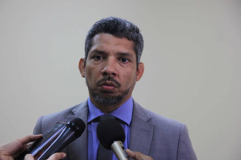 O município de Sapucaia recebeu nesta quarta-feira, 5, uma Unidade Integrada Pro Paz (UIPP). Um investimento do Governo do Estado de R$ 1.134.131,00. Segundo o Secretário de Estado de Segurança Pública, Luiz Fernandes, afirma que já mais de 80 novas UIPP’s no Pará, com as reformadas e reestruturadas esse número chega a 120 unidades. O titular da SEGUP destaca que o mais importante não é a estrutura física, mas o conceito empregado. De Sapucaia, a comitiva foi para Redenção onde inaugurou o 7º Batalhão de Polícia Militar, uma obra orçada em R$ 2.808.000,00. Atualmente o BPM conta com 145 policiais, 6 viaturas incluindo a Patrulha Rural e 12 motocicletas. O Comandante do Batalhão, o Major José Ricardo Chaves, informou que a maior ocorrência no município são roubos de motos, mas pontuou que a maior parte dos veículos é encontrada pela PM na cidade e cidades vizinhas. Na foto, o Delegado Geral da Polícia Civil do Pará, Cláudio Galeno. 

FOTO: RODOLFO OLIVEIRA / AG PARÁ
DATA: 05.12.2018
SAPUCAIA - PARÁ <div class='credito_fotos'>Foto: Rodolfo Oliveira/Ag. Pará   |   <a href='/midias/2018/originais/5a4511b6-c34c-43e0-b9b8-6908c7eb9681.jpg' download><i class='fa-solid fa-download'></i> Download</a></div>