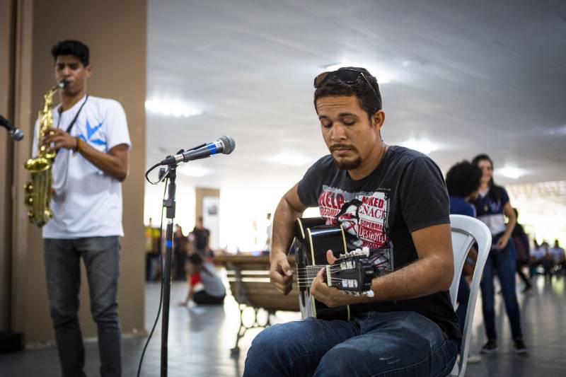 Durante toda esta quinta-feira, 10, a Feira Vocacional da Universidade do Estado do Pará (Uepa) recebeu a visita de estudantes do ensino médio de escolas públicas e particulares da Região Metropolitana de Belém. Cada graduação da Uepa tinha um estande no hall de exposição do Centro Cultural Tancredo Neves (Centur), tudo para que os estudantes pudessem conhecer mais sobre os cursos, a atuação dos profissionais formados e o desenho curricular das disciplinas.
FOTO: NAILANA THIELY / ASCOM UEPA
DATA: 10.05.2018
BELÉM - PARÁ <div class='credito_fotos'>Foto: Nailana Thiely / Ascom Uepa | <a href='/midias/2018/originais/5a45f050-0bd8-4434-b7c4-fa746f4e9ae9.jpg' download><i class='fa-solid fa-download'></i> Download</a></div>