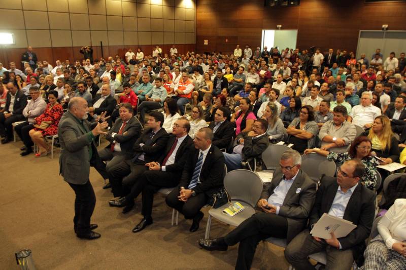 O primeiro dia do Fórum Permanente de Prefeitas e Prefeitos dos Municípios Sustentáveis contou com a participação de 85 prefeitos , 17 vices e 21 secretários municipais dos 141 municípios manifestaram interesse em adotar as diretrizes do programa. Para o governador Simão Jatene (foto), esta grande participação simboliza a união de agentes públicos que colocaram os interesses coletivos acima dos interesses individuais para construir um estado melhor para todos. Com o tema “Gestão Compartilhada”, o evento traz as experiências e os desdobramentos das agendas governamentais que foram planejadas em parceria com as gestões municipais. Através da Secretaria Extraordinária de Municípios Sustentáveis (Semsu) Governo do Pará, por meio da Semsu, investe na capacitação dos municípios para a promoção de uma gestão fiscal eficiente. Para Izabela Jatene, este primeiro dia serviu para sinalizar o quanto os gestores estão preocupados com o equilíbrio da questão fiscal dos municípios e em desenvolver uma governança compartilhada para desenvolver seus municípios.
FOTO: CRISTINO MARTINS / AG. PARÁ
DATA: 07.02.2018
BELÉM - PARÁ <div class='credito_fotos'>Foto: Cristino Martins/Ag. Pará | <a href='/midias/2018/originais/5a4631d0-1d37-4387-be47-2092459706c5.jpg' download><i class='fa-solid fa-download'></i> Download</a></div>