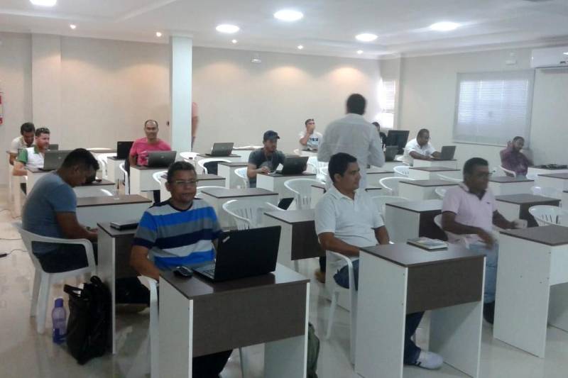 Trinta técnicos da Empresa de Assistência Técnica e Extensão Rural do Estado do Pará (Emater-Pará), da região do Xingu, a maioria do Regional Altamira, participam até esta quarta-feira, 30, de uma capacitação técnica que trata de temas como Cadastro Ambiental Rural (CAR), Licenciamento Ambiental Rural (LAR) e Projeto de Recomposição de Áreas Degradadas e Alteradas (Prada).
FOTO: ASCOM EMATER
DATA: 29.05.2018
ALTAMIRA - PARÁ <div class='credito_fotos'>Foto: ASCOM EMATER | <a href='/midias/2018/originais/5a49fa8d-fcf5-4cf2-953a-1730f1187aa2.jpg' download><i class='fa-solid fa-download'></i> Download</a></div>