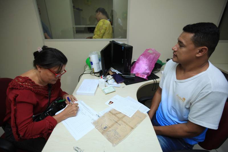 Nesta quarta-feira (2), a Secretaria de Assistência Social, Trabalho, Emprego e Renda (Seaster) realizou, na Casa do Trabalhador, uma ação de cidadania alusiva ao Dia do Trabalhador, celebrado ontem (1°). A programação contou com emissão de RG, encaminhamento para carteira de trabalho, intermediação de mão de obra através do SINE, testes rápidos de Hepatite C, atendimento médico com clínico geral, orientação jurídica e de contabilidade, cadastro e emissão de carteiras para artesãos, palestras e serviços de beleza. Iara Carvalho, de 22 anos, acordou cedo para participar da ação. Ela, que procura um emprego, foi encaminhada para a intermediação de mão de obra do SINE e aproveitou, também, para fazer um atendimento jurídico. “Fiquei sabendo da ação pela minha tia e vim participar. Conheço pessoas que conseguiram emprego pelo SINE e vim me cadastrar na torcida de conseguir um também. Espero já sair daqui com alguma entrevista marcada”, disse. Na foto, Maria de Fátima Vieira, de 49 anos.
FOTO: MÁCIO FERREIRA / AG. PARÁ
DATA: 02.05.2018
BELÉM - PARÁ <div class='credito_fotos'>Foto: MÁCIO FERREIRA/ AG. PARÁ | <a href='/midias/2018/originais/5a5a3db8-95e8-4e58-a2e6-b38075eaea7d.jpg' download><i class='fa-solid fa-download'></i> Download</a></div>