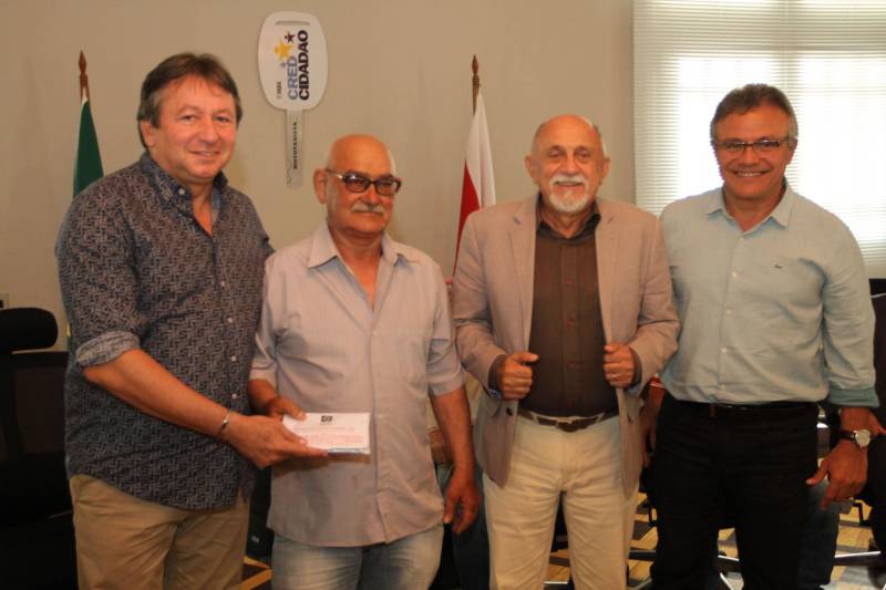 O Governo do Estado entregou, nesta segunda-feira, 12, no Palácio do Governo, 75 motocicletas a mototaxistas de Belém, Castanhal, Ananindeua e Igarapé-Açu. As motos foram adquiridas pelos mototaxistas por meio do Credcidadão, programa que incentiva a geração de trabalho e renda entre os microempreendedores com necessidades financeiras. O governador Simão Jatene fez a entrega das chaves das motos, acompanhado do prefeito de Belém, Zenaldo Coutinho; do presidente da Assembleia Legislativa do Estado do Pará (Alepa), Márcio Miranda; dos deputados Eliel Faustino e Coronel Neil; do secretário de Desenvolvimento Econômico, Indústria, Comércio e Mineração, Hildegardo Nunes; do diretor-geral do Credcidadão, Jorge Rezende e de representantes de sindicatos e associações de mototaxistas, entre eles o presidente do Sindicato dos Mototaxistas do Pará, José Ribamar Soares, o Alemão.
FOTO: CRISTINO MARTINS / AG. PARÁ
DATA: 12.11.2018
BELÉM - PARÁ <div class='credito_fotos'>Foto: Cristino Martins/Ag. Pará | <a href='/midias/2018/originais/5a5cd245-0b4a-4bd1-b851-e9fdae9494fc.jpg' download><i class='fa-solid fa-download'></i> Download</a></div>