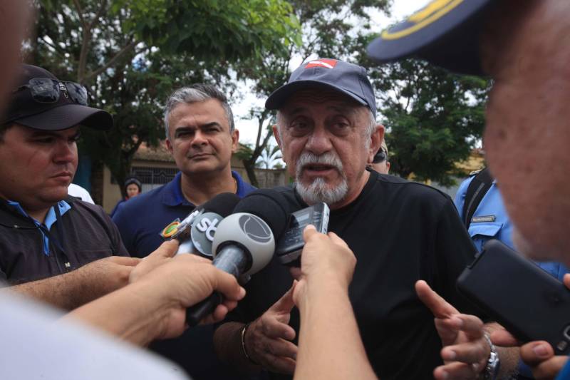O governador Simão Jatene (camisa preta e boné) está no município de Bragança, nordeste do Estado, neste sábado (19), para visitar algumas das localidades atingidas pelas enchentes provocadas pelas chuvas do início da semana. A Defesa Civil Estadual está articulando as secretarias de Estado para atender às pessoas afetadas pelos alagamentos. Até o momento são três famílias desabrigadas e mais de três mil pessoas afetadas, principalmente na comunidade de Maranhãozinho. A prefeitura decretou estado de alerta. Uma sala de situação foi montada no município para o gerenciamento das ações que atendem às famílias.
FOTO: RODOLFO OLIVEIRA / AG. PARÁ
DATA: 19.05.2018
BRAGANÇA - PARÁ <div class='credito_fotos'>Foto: Rodolfo Oliveira/Ag. Pará | <a href='/midias/2018/originais/5a6426c8-6a1d-4cf1-b664-d9fc663579c2.jpg' download><i class='fa-solid fa-download'></i> Download</a></div>
