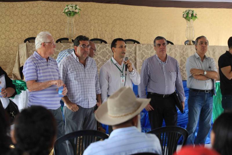 Mais de 300 produtores compareceram à arena Bira's, em Igarapé-Miri, no nordeste paraense, na manhã de quinta-feira (15), em busca de informações sobre crédito, qualificação profissional, regularização fundiária e cadeia produtiva. O público foi atendido pela "Caravana Pará 2030 - Igarapé-Miri", promovida pelo governo do Estado, que levou ao município os serviços de várias secretarias, bancos e instituições ligadas à produção e à intermediação de negócios.
FOTO: RODOLFO OLIVEIRA / AG. PARÁ
DATA: 16.03.2018
IGARAPÉ-MIRI - PARÁ <div class='credito_fotos'>Foto: Rodolfo Oliveira/Ag. Pará | <a href='/midias/2018/originais/5a645dd5-a0dc-40e7-bbcd-7049c3281479.jpg' download><i class='fa-solid fa-download'></i> Download</a></div>