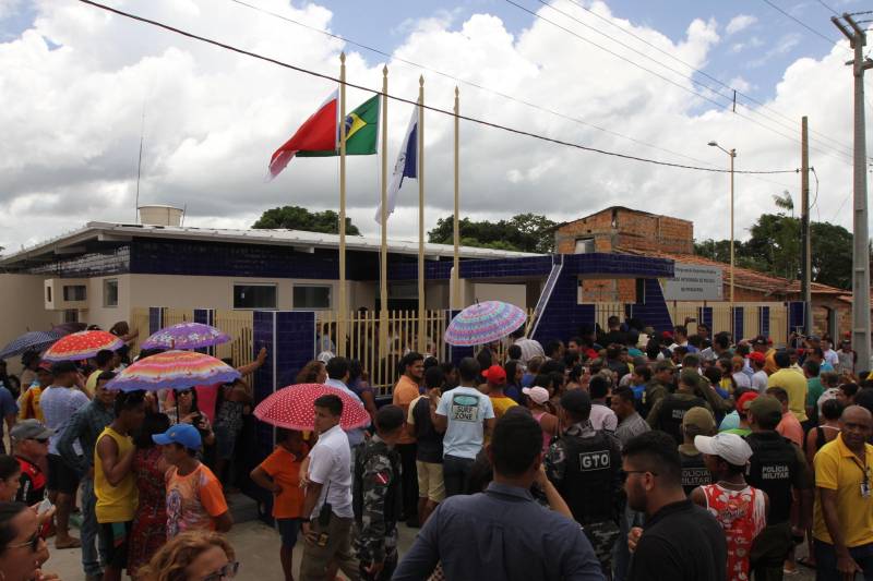 No último dia 14, a dona de casa Francisca Correa foi assaltada quando saia da igreja, no município de Primavera, nordeste do estado. dois rapazes a derrubaram da bicicleta e levaram sua bolsa. Francisca acabou se tornando uma das primeiras usuárias da nova Unidade Integrada de Polícia Pro Paz (UIPP) em Primavera. "Cheguei, fui rapidamente atendida e os dois rapazes já foram, inclusive, presos", disse. Francisca, que voltou à UIPP nessa segunda-feira, dia 19, para buscar o boletim de ocorrência. Coincidentemente, o mesmo dia em que a unidade foi oficialmente entregue à população pelo governador Simão Jatene. Não que a gente goste de vir aqui, né?", afirmou Francisca. Delegacia nunca é bom, completou a dona de casa. "Mas, quando a gente chega num lugar novo e é bem atendida, aí se sente mais tranquila, principalmente numa hora de sofrimento como essa, de um assalto", concluiu.
FOTO: CRISTINO MARTINS / AG. PARÁ
DATA: 19.03.2018
PRIMAVERA - PARÁ <div class='credito_fotos'>Foto: Cristino Martins/Ag. Pará | <a href='/midias/2018/originais/5a6654e5-ef7b-49b8-95cd-dfac6a1da8b5.jpg' download><i class='fa-solid fa-download'></i> Download</a></div>