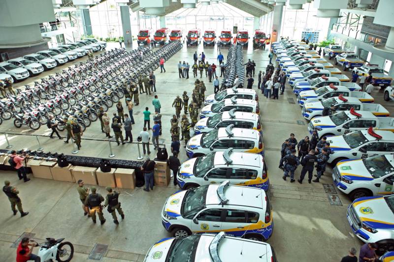 Com a entrega de mais 359 veículos (foto), somente esta semana, o Governo do Pará reforçou a atuação da área de segurança pública em todo o Estado. Todos os veículos auxiliarão no combate a criminalidade e a manutenção da segurança em todo o território paraense. Boa parte desses veículos foi destinada diretamente para as guardas municipais, numa ação integrada com as Prefeituras, por meio da Secretaria de Segurança Pública e Defesa Social (Segup) com articulação da Secretaria de Municípios Sustentáveis, que define em conjunto com os municípios, a agenda de prioridades. A última etapa da entrega ocorreu nesta quinta-feira (5), no Hangar – Centro de Convenções da Amazônia.
FOTO: RODOLFO OLIVEIRA / AG. PARÁ
DATA: 05.07.2018
BELÉM - PARÁ <div class='credito_fotos'>Foto: Rodolfo Oliveira/Ag. Pará | <a href='/midias/2018/originais/5a670678-30dd-40ec-918b-94e4e4adeec5.jpg' download><i class='fa-solid fa-download'></i> Download</a></div>
