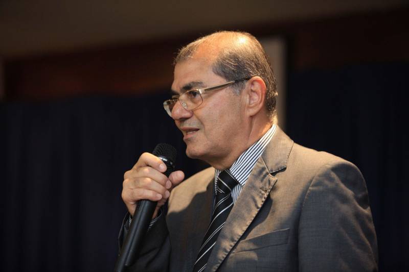 “Hoje finalizamos todas as etapas do concurso público, mas começamos uma outra, que é o trabalho efetivo dos novos policiais que irão reforçar a segurança pública em todo o Estado”, destacou o delegado geral da Polícia Civil, Rilmar Firmino, durante a posse dos 141 novos integrantes da corporação aprovados para o cargo de delegado. A cerimônia ocorreu na noite desta terça-feira (27), no auditório A da Delegacia-Geral, em Belém, e contou com a presença do governador Simão Jatene. O governador parabenizou a todos pela aprovação e pela escolha de um cargo público tão importante que é o de proteger a população. “Vocês não estão sozinhos. A responsabilidade é grande e os desafios são maiores ainda, mas estamos trabalhando para que, juntos, possamos fazer uma polícia melhor e assim prestar um melhor serviço à população”, disse Simão Jatene. Na foto, o secretário estadual de Segurança Pública e Defesa Social, Luiz Fernandes.
FOTO: MÁCIO FERREIRA / AG. PARÁ
DATA: 27.03.2018
BELÉM - PARÁ <div class='credito_fotos'>Foto: MÁCIO FERREIRA/ AG. PARÁ | <a href='/midias/2018/originais/5a68baa3-4161-40b1-935b-a23962723ba5.jpg' download><i class='fa-solid fa-download'></i> Download</a></div>