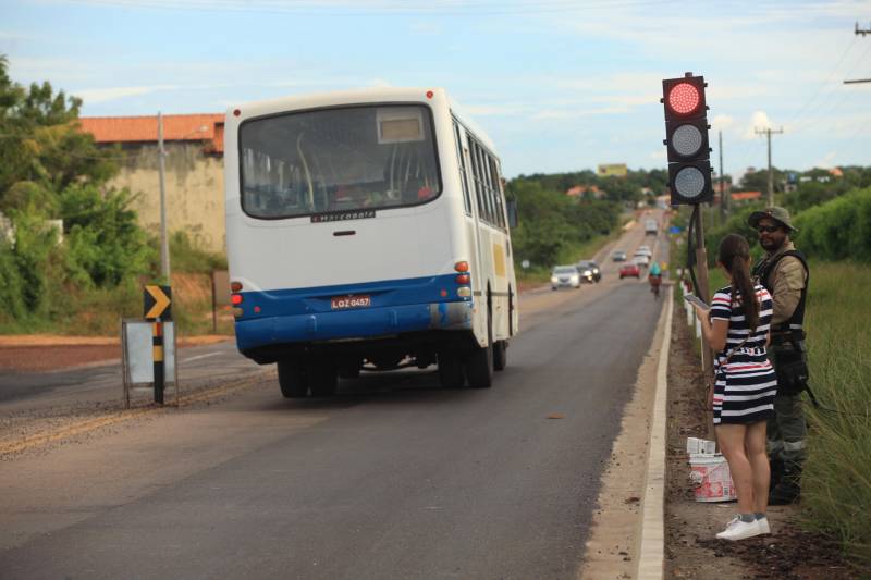 A primeira sinalização semafórica móvel (foto) foi instalada na tarde de sábado, 7, na rodovia PA 444, pelo Departamento de Trânsito do Estado (Detran). A sinalização móvel é adaptada para as obras de duplicação que estão ocorrendo em parte da estrada que liga a cidade de Salinópolis à praia do Atalaia. "A iniciativa, em conjunto com o sistema de segurança pública é dar maior vazão a todos os veículos que estão trafegando no sentido praia-cidade e também cidade-praia. A necessidade desse semáforo, no trecho da ponte, é também para garantir a segurança que estiverem saindo ou entrando na praia", explicou o diretor Técnico Operacional do Detran, Walmero Costa. Uma ação de sistema binário ocorrerá caso haja necessidade, para dar maior fluidez no perímetro da rodovia PA-444 que já está duplicada.
FOTO: MÁCIO FERREIRA / AG. PARÁ
DATA: 07.07.2018
SALINÓPOLIS - PARÁ <div class='credito_fotos'>Foto: MÁCIO FERREIRA/ AG. PARÁ | <a href='/midias/2018/originais/5a6c86be-d543-4c34-ae53-3a6c325b5c03.jpg' download><i class='fa-solid fa-download'></i> Download</a></div>