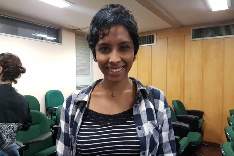 A coordenação do curso de Bacharelado de Relações Internacionais, da Universidade do Estado do Pará (Uepa), iniciou o projeto “Quintas Internacionais”, onde serão ministradas palestras e rodadas de conversas para que os alunos tenham mais contato com eventos científicos. A primeira edição do projeto foi realizada na quinta-feira, 27, com a professora Izabela Jatene, secretária estadual de Municípios Sustentáveis (Semsu), que tratou o tema Amazônia no Cenário Mundial. “Compreender a Amazônia e suas peculiaridades é de fundamental importância na área de vocês, porque o trabalho que será desenvolvido por vocês é que vai contribuir para que a Amazônia seja olhada como ela deve ser e tenha as chances de desenvolvimento que merece”, destacou Izabela Jatene, ao falar com universitários dos cursos de Tecnologia em Comércio Exterior e Relações Internacionais. Na foto, a aluna Suzana Laura.
FOTO: ASCOM / SEMSU
DATA: 27.04.2018
BELÉM - PARÁ <div class='credito_fotos'>Foto: DANI FILGUEIRAS / ASCOM SEMSU | <a href='/midias/2018/originais/5a85768b-9bb6-401d-ae1b-06eed68129af.jpg' download><i class='fa-solid fa-download'></i> Download</a></div>
