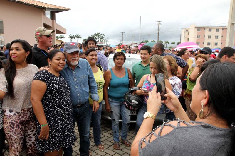 Deve ocorrer a partir da próxima segunda-feira (19) a entrega das chaves aos futuros moradores do Residencial Viver Melhor Marituba, localizado no quilômetro 15 da Rodovia BR-316, em Marituba, região metropolitana de Belém. A cerimônia de inauguração do conjunto, marcada para este sábado (17), foi adiada pela terceira vez pelo Ministério das Cidades, causando transtorno a centenas de pessoas que foram ao local com a promessa de receber o apartamento e começar uma vida nova. O governador Simão Jatene foi ao local esclarecer aos proprietários - muitos vindos de bairros distantes de Belém e Ananindeua - o motivo de mais um adiamento.
FOTO: CRISTINO MARTINS / AG. PARÁ
DATA: 17.02.2017
MARITUBA - PARÁ <div class='credito_fotos'>Foto: Cristino Martins/Ag. Pará | <a href='/midias/2018/originais/5a86b142-7e38-4782-afda-ed04babc1600.jpg' download><i class='fa-solid fa-download'></i> Download</a></div>