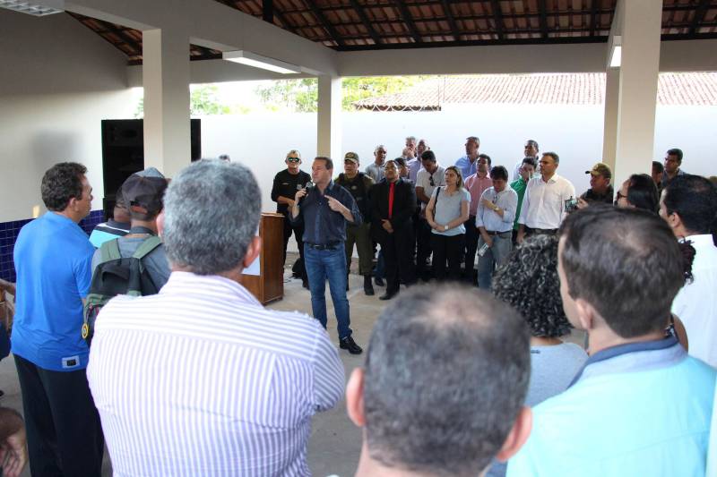A inauguração da Unidade Integrada Pro Paz (UIPP), a entrega de uma viatura para a Polícia Civil e a assinatura de convênio para reforma e ampliação da Escola Municipal de Ensino Fundamental Brejo Grande, realizados nesta quarta-feira, 9, marcaram o início dos festejos do aniversário de 30 anos de emancipação do município de Brejo Grande do Araguaia, comemorado no dia 10 de maio. Na foto, o presidente da Assembleia Legislativa do Estado do Pará (Alepa), Márcio Miranda (falando)
FOTO: ANTONIO MACEDO / DIVULGAÇÃO
DATA: 09.05.2018
BREJO GRANDE DO ARAGUAIA - PARÁ <div class='credito_fotos'>Foto: ANTONIO MACEDO / DIVULGAÇÃO | <a href='/midias/2018/originais/5a8fd976-17bf-4b1e-9ccd-413c0f3bb3d2.jpg' download><i class='fa-solid fa-download'></i> Download</a></div>