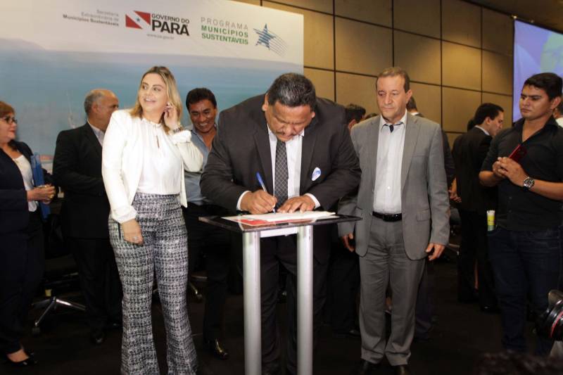 O primeiro dia do Fórum Permanente de Prefeitas e Prefeitos dos Municípios Sustentáveis contou com a participação de 85 prefeitos , 17 vices e 21 secretários municipais dos 141 municípios manifestaram interesse em adotar as diretrizes do programa. Para o governador Simão Jatene, esta grande participação simboliza a união de agentes públicos que colocaram os interesses coletivos acima dos interesses individuais para construir um estado melhor para todos. Com o tema “Gestão Compartilhada”, o evento traz as experiências e os desdobramentos das agendas governamentais que foram planejadas em parceria com as gestões municipais. Através da Secretaria Extraordinária de Municípios Sustentáveis (Semsu) Governo do Pará, por meio da Semsu, investe na capacitação dos municípios para a promoção de uma gestão fiscal eficiente. Para Izabela Jatene, este primeiro dia serviu para sinalizar o quanto os gestores estão preocupados com o equilíbrio da questão fiscal dos municípios e em desenvolver uma governança compartilhada para desenvolver seus municípios.
FOTO: CRISTINO MARTINS / AG. PARÁ
DATA: 07.02.2018
BELÉM - PARÁ <div class='credito_fotos'>Foto: Cristino Martins/Ag. Pará | <a href='/midias/2018/originais/5a91e2ad-b0fe-48fc-89e5-18dd9333ae5e.jpg' download><i class='fa-solid fa-download'></i> Download</a></div>